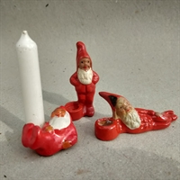 siddende stående og liggende julenisser i rød keramik, gamle julelysestager gammelt julepynt